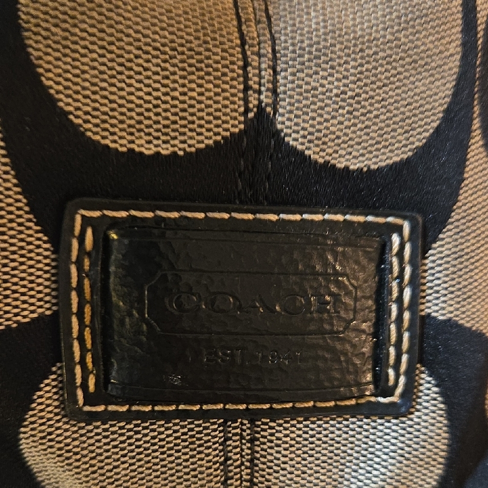 Coach Black and Cream Signature Shoulder Bag with Kisslock - Picture 9 of 10